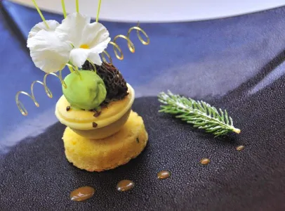 Assiette gastronomique raffinée avec fleur, avocat et décoration élégante