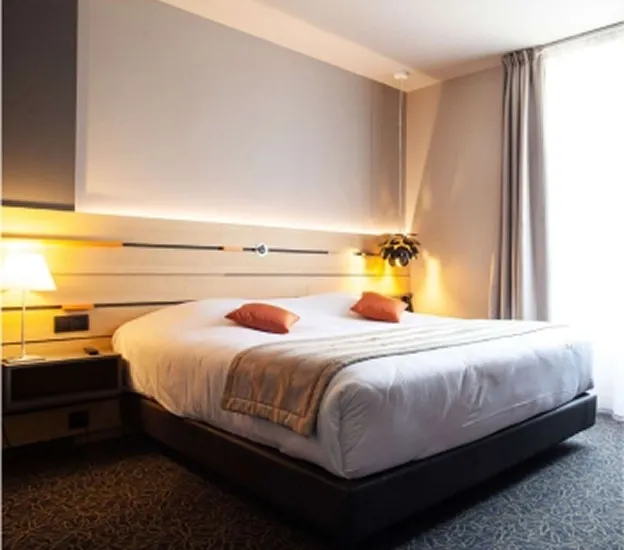 Chambre élégante à la décoration design avec lit king size et ambiance chaleureuse